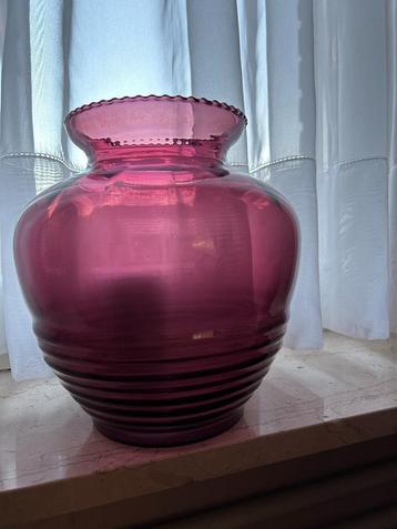 Art Deco  amethyst kleurige glazen vaas met gekartelde rand beschikbaar voor biedingen