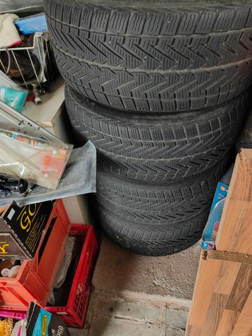 velgen met winterbanden  beschikbaar voor biedingen