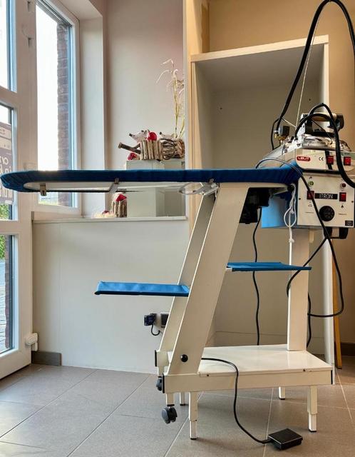 Professionele verwarmde strijktafel met professioneel stooms, Elektronische apparatuur, Strijkijzers en Strijkplanken, Gebruikt