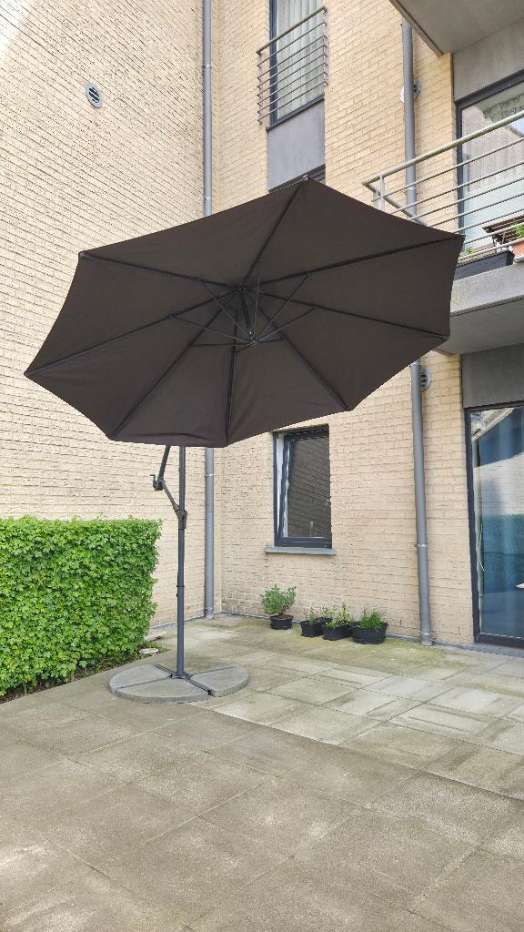 Parasol décentré + 4 dalles de lestage, Jardin & Terrasse, 3 à 4 mètres, Comme neuf, Enlèvement, Parasol sur pied