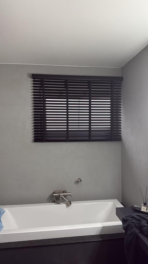 GRATIS jaloezie nog in de doos, Huis en Inrichting, Stoffering | Gordijnen en Lamellen, Ophalen, Zo goed als nieuw, Zwart