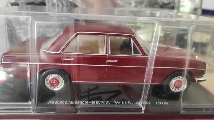 Mercedes-Benz W115 200D 1968 - 1:24 dans un blister non ouve, Hobby & Loisirs créatifs, Voitures miniatures | 1:24, Enlèvement ou Envoi