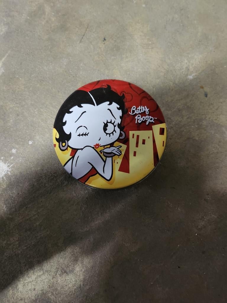 Boite métallique betty boop, Collections, Broches, Pins & Badges, Enlèvement ou Envoi