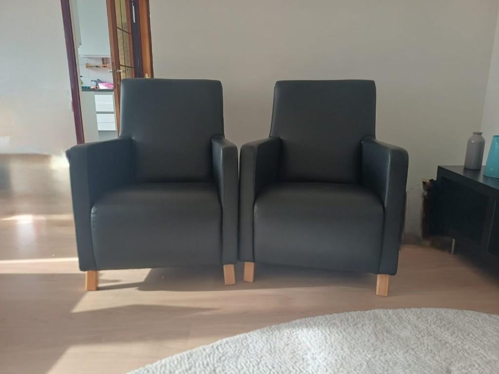 2 fauteuils noirs — modernes et confortables, Moins de 75 cm, Comme neuf, 50 à 75 cm, Cuir