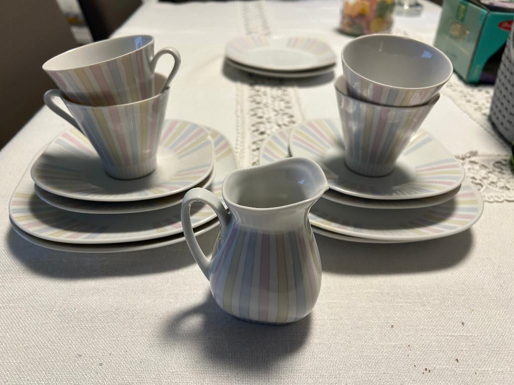 4 Prachtige tassen en ondertassen en dessert borden, Ophalen, Gebruikt, Porselein, Bord(en)