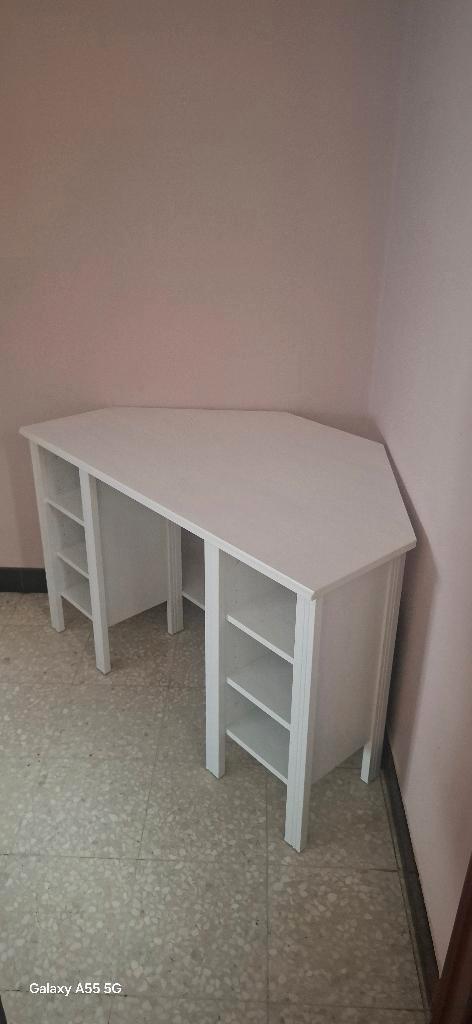 Bureau d'angle blanc et chaise de bureau noire., Divers, Accessoires de bureau, Comme neuf, Enlèvement