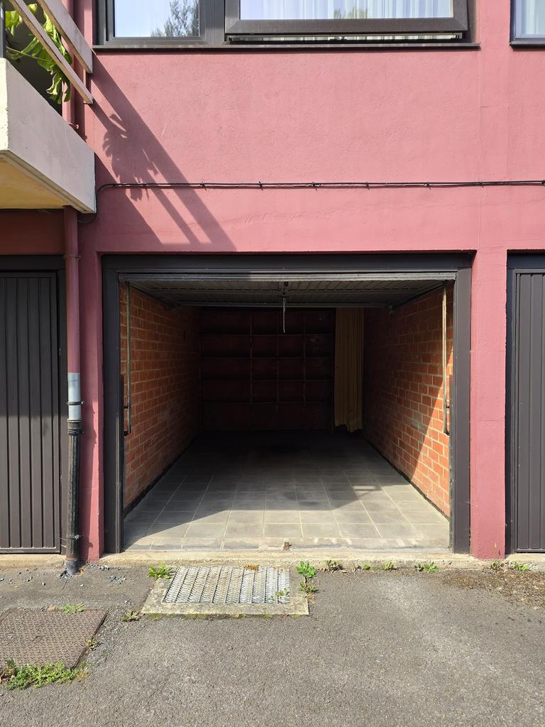 Garage à louer Thuin - sans electricite., Immo, Garages & Places de parking