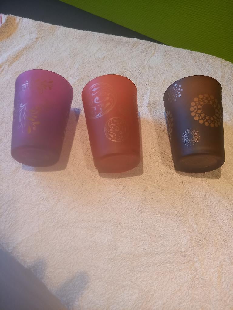 3 verres à bougies colorés et décorés, Moins de 25 cm, Enlèvement ou Envoi, Chandelier, Rouge