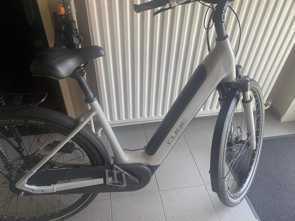 Cube de vélo électrique en bon état avec chargeur, Enlèvement, Utilisé, Cube