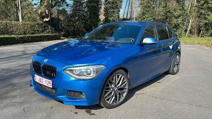 BMW 1 Serie 125i M-pakket, Autos, BMW, Particulier, Série 1, Apple Carplay, Essence, 5 portes, Boîte manuelle, Bleu, Noir, Alcantara