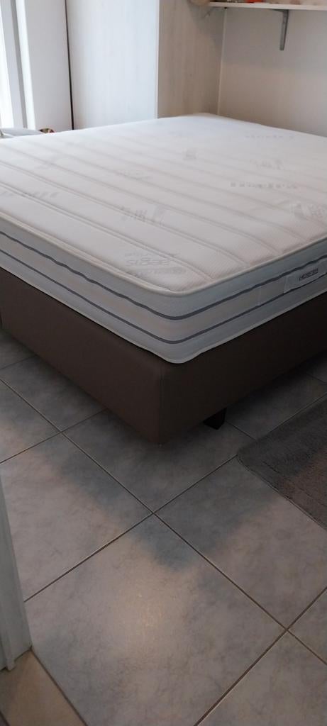 Boxspring  + Matras lederrand kleur beige, Ophalen