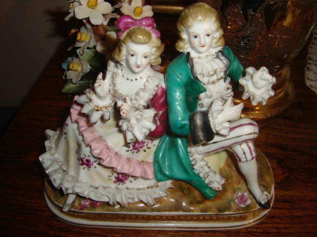 Porseleinen beeldje. Gemerkt 'Herford'., Enlèvement