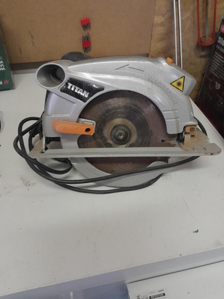 Scie circulaire titan, Bricolage & Construction, Outillage | Scies mécaniques, Enlèvement, Scie circulaire