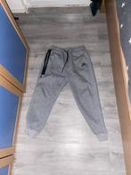 Nike tech broek, Kleding | Heren, Broeken en Pantalons, Ophalen, Zo goed als nieuw, Maat 52/54 (L)