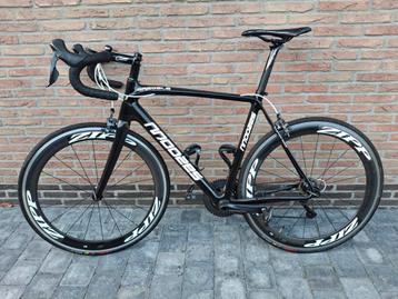 Koersfiets (in topstaat) incl. fietskledij beschikbaar voor biedingen