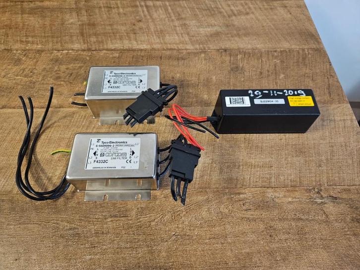 tk:2x Tyco Electronics Corcom Emi Filter & ABB Capacitor, Hobby en Vrije tijd, Elektronica-componenten, Gebruikt, Ophalen of Verzenden