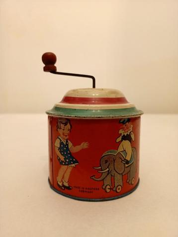Boîte à musique jouet antique, Enlèvement