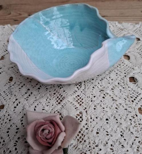 Wit met turquoise keramiek potterie schelpvormig schaaltje, Antiek en Kunst, Curiosa en Brocante, Ophalen of Verzenden