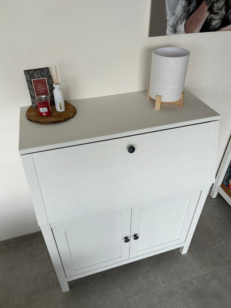 IKEA Hemnes secretaire (met slimme aanpassing voor katten), Huis en Inrichting, Kasten | Secretaires, Ophalen, Zo goed als nieuw