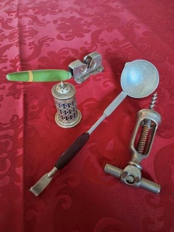 Oud „" vintage "” keukengerei” beschikbaar voor biedingen