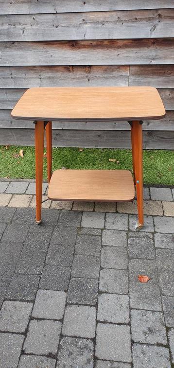 Retro bijzettafeltje / plantentafel – vintage stijl beschikbaar voor biedingen