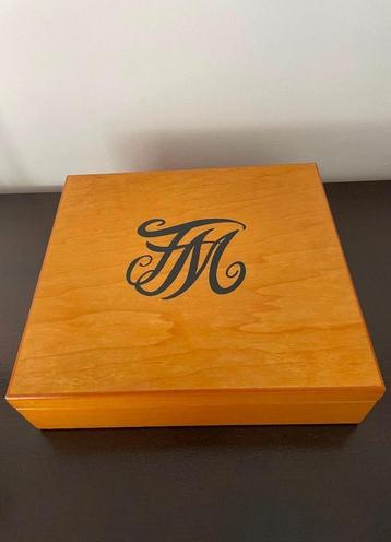 Mooie houten kist beschikbaar voor biedingen