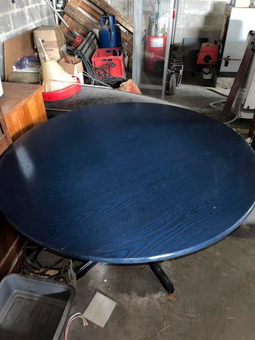Ronde blauwe tafel beschikbaar voor biedingen