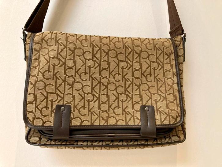 Sac en toile monogrammée Calvin Klein, Bijoux, Sacs & Beauté, Sacs | Sacs à bandoulière, Comme neuf, Autres marques, Brun, Enlèvement