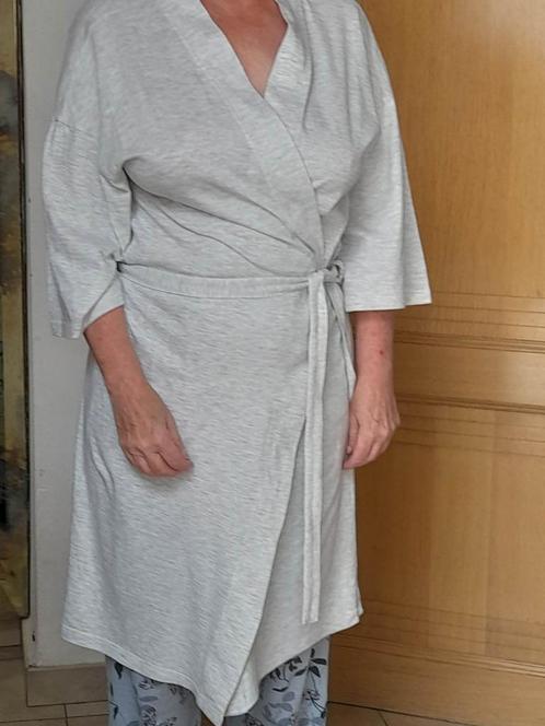 Peignoir d'été gris clair/blanc 'Createurs de Beauté' M, Vêtements | Femmes, Pyjamas, Comme neuf, Taille 38/40 (M), Enlèvement ou Envoi