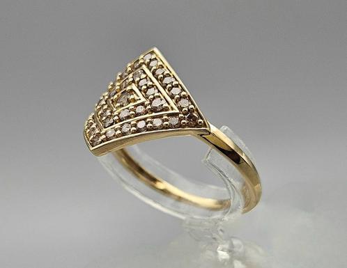 Gouden Vintage ring met champagne diamanten. 2024/242., Handtassen en Accessoires, Ringen, Zo goed als nieuw, Dame of Heer, 19 tot 20