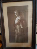 Oude foto vrouw in kader met glas, Verzamelen, Ophalen of Verzenden, Foto