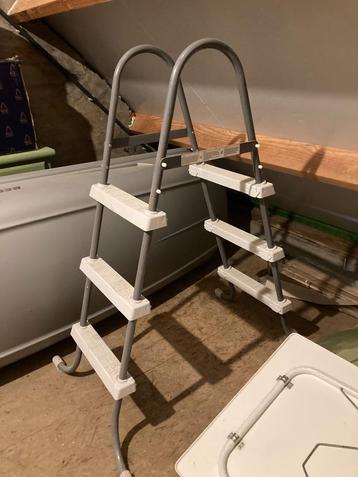 Ladder zwembad 84 cm beschikbaar voor biedingen