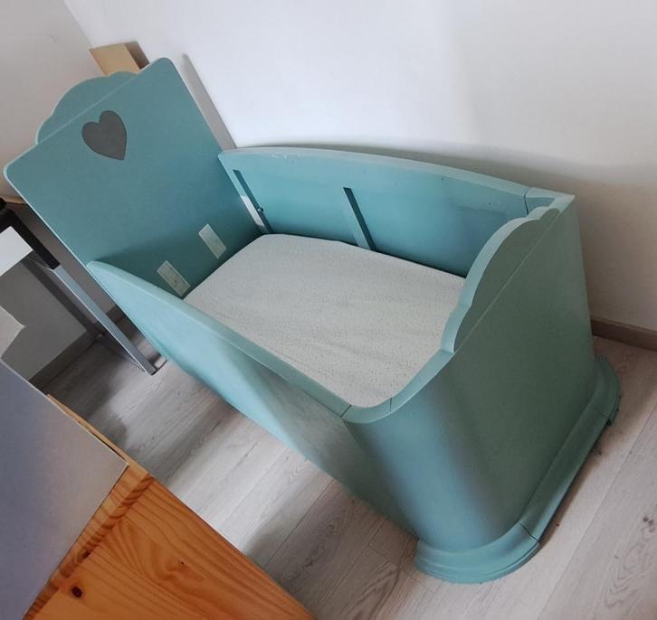 Blauw kinderbedje in klassieke stijl – inclusief matras, Kinderen en Baby's, Kinderkamer | Bedden, Gebruikt, Lattenbodem, Matras