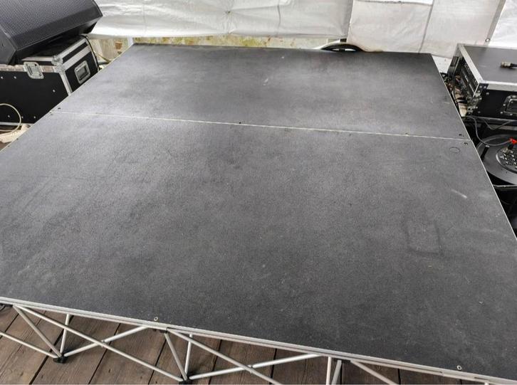 4 podiumtafels 1m x 2 m met toeklapbare steunen  merk INSTEL, Muziek en Instrumenten, Overige Muziek en Instrumenten, Ophalen