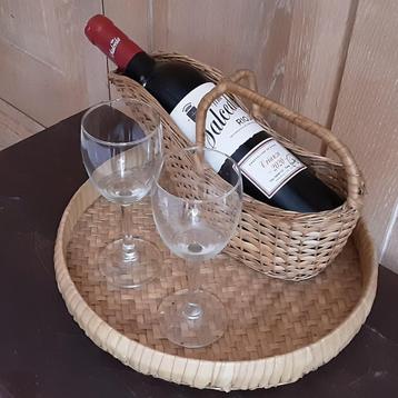 Set rieten dienblad, fleshouder, 2 wijnglazen, Spaanse wijn beschikbaar voor biedingen