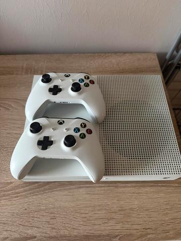 Xbox one s met 2 controlers beschikbaar voor biedingen