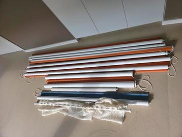 Diverse rolgordijnen in goede staat beschikbaar voor biedingen