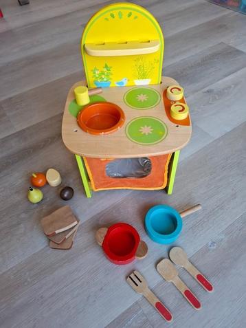 Houten speelgoedkeukentje met toebehoren beschikbaar voor biedingen