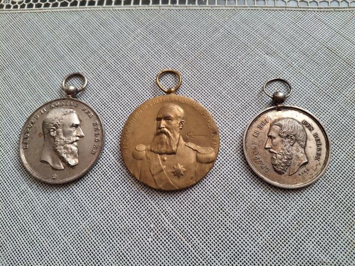 lot Medailles Koning Leopold II, Verzamelen, Koningshuis en Royalty, Gebruikt, Overige typen, Verzenden