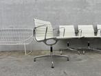 Vitra Eames EA107 lederen stoelen, showroommodellen, Huis en Inrichting, Verzenden, Zo goed als nieuw, Wit, Bureaustoel