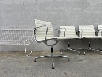 Vitra Eames EA107 lederen stoelen, showroommodellen beschikbaar voor biedingen