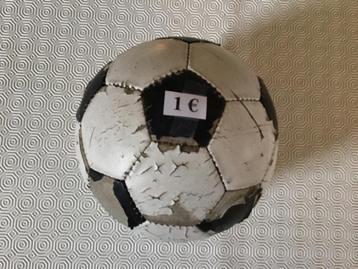 3 voetballen en 15 andere ballen aan spotprijzen beschikbaar voor biedingen