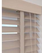 NIEUW IN DOOS!!Jaloezieën hout 50mm zand 240x191cm & 240x185, Maison & Meubles, Ameublement | Rideaux & Stores à lamelles, Neuf