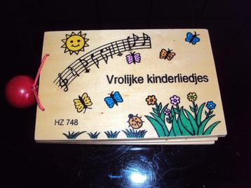 Houten boekje met gekende vrolijke kinderliedjes!!! beschikbaar voor biedingen
