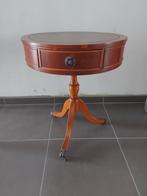 Antiek bijzettafeltje met leder inleg,3 lades met ringgrepen, Antiek en Kunst, Antiek | Meubels | Tafels, Ophalen