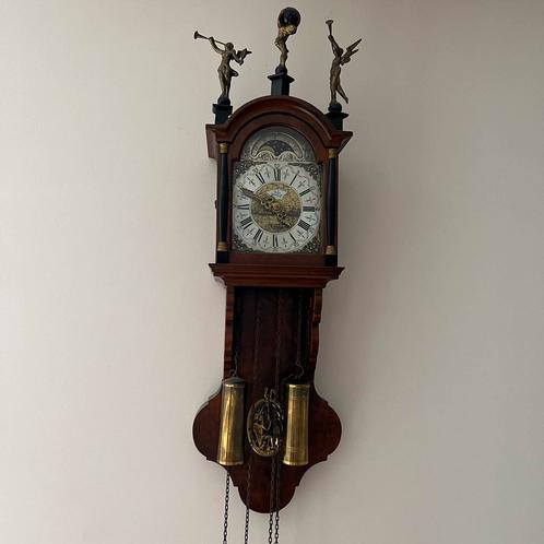 Friese klok met maanstand - merk Wuba, Antiquités & Art, Antiquités | Horloges, Enlèvement ou Envoi