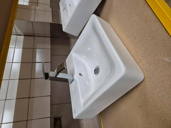 2 lavabo' s van het merk Ideal, Huis en Inrichting, Badkamer | Badkamermeubels, Zo goed als nieuw, Ophalen