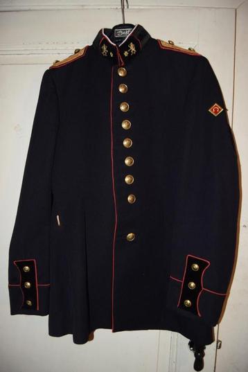 Uniform van de Koninklijke Militaire School beschikbaar voor biedingen