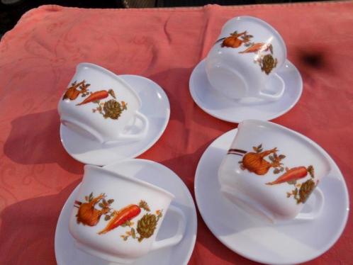 Arcopal grote koffie koppen met groenten motief 4st., Huis en Inrichting, Keuken | Servies, Nieuw, Ophalen