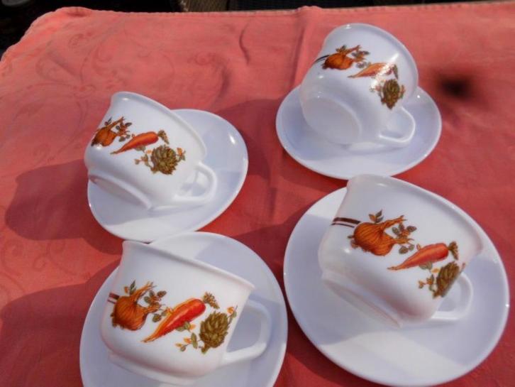 Arcopal grote koffie koppen met groenten motief 4st., Huis en Inrichting, Keuken | Servies, Nieuw, Ophalen